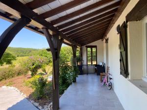 Peaceful gîte with stunning pool near market town