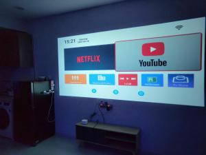 Experience Movie under the stars galaxy - Studio Suites - 15 mins to CIQ