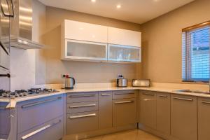 Beachfront Luxurious Stunning Sunset Boulevard Apartment, Grand Baie