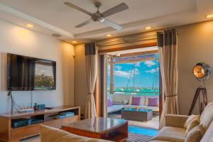 Beachfront Luxurious Stunning Sunset Boulevard Apartment, Grand Baie