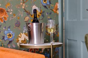 Insta-worthy Loft on Historic Chester Rows, Sleeps 4 & Free Parking