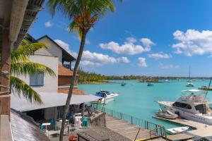 Beachfront Luxurious Stunning Sunset Boulevard Apartment, Grand Baie