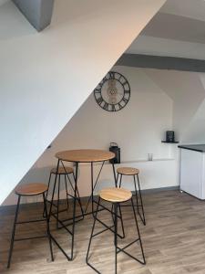 Appartements Superbe loft neuf - 1 chambre- face au Chateau -Netflix Canal Plus : photos des chambres