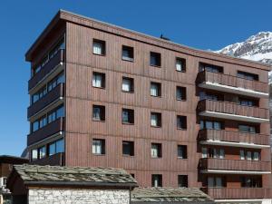 Appartement central et lumineux à Val-dIsère, proche des pistes et commodités - FR-1-694-221