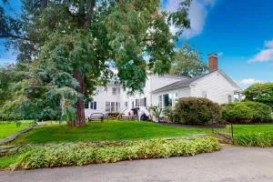 Benton Farmhouse - Yale