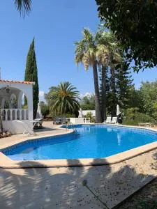 Casa Paraiso Logement living cuisine 2 chambres, salle de bains, espaces extérieurs privés, grande piscine et jardins partagés, à proximité des PLAGES de FUSETA et de la RIA FORMOSA - Murtais