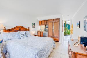 Islander on the Beach 259 "Drift Away" A Oceanview Studio