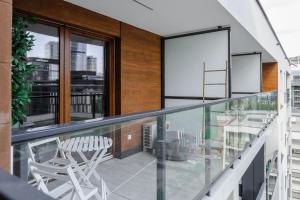 Lumina apartment with parking near Muzeum Powstania