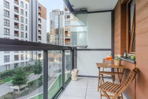 Lumina apartment with parking near Muzeum Powstania