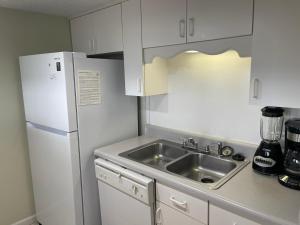 Holiday Surf and Racquet Unit 214