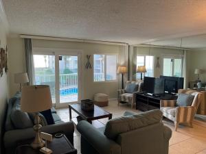 Holiday Surf and Racquet Unit 214