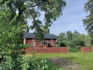 Lantlig idyll nära sjö i Småland