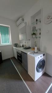 Miha Apartment Private Parking, Terrace, Near Zoo & Park