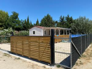 Chalets Arles Provence clim wifi piscine : photos des chambres