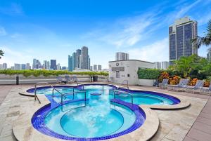 Sun-Kissed & Sunshine! Direct Water and City Views