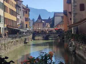 Sejours chez l'habitant chambre atypique a 200m du lac : photos des chambres