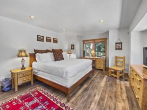 402 Timber Escape at Chapparal! Relaxing Deer Valley Condo with Hot Tub! Close to Skiing & Hiking! condo