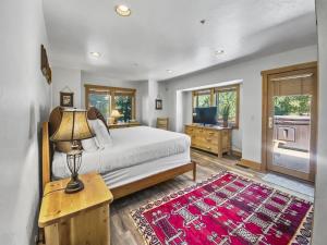 402 Timber Escape at Chapparal! Relaxing Deer Valley Condo with Hot Tub! Close to Skiing & Hiking! condo