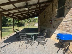 JI13- ,A two bedroom, one bath house with den, covered outdoor dining area and fenced in yard at our Joplin Inn home