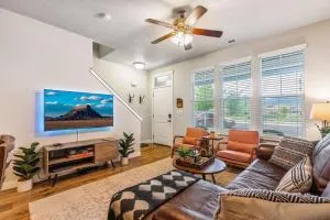 Spacious 2-Story, Pet&Fam Friendly, WFH, Gym&Pool - Драпер