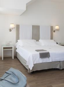 Superior Double Room with Balcony and Side Sea View room in Hotel Ril