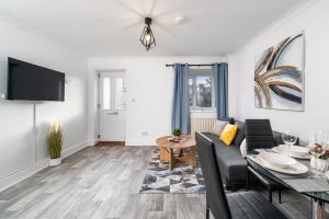 COZY 3 Bed House With Garden & Parking in Rochester, Kent Mins to Train Station, WiFi