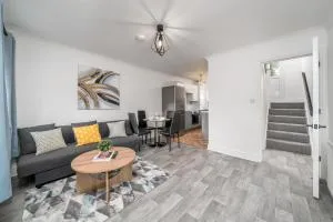 COZY 3 Bed House With Garden & Parking in Rochester, Kent Mins to Train Station, WiFi - Strood