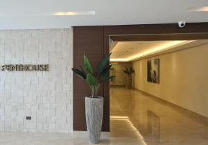 Cozy Penthouse 2BR Suite w Balcony - Amazing Manila Bay View and City Skyline near MOA