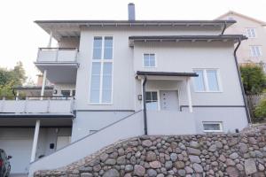 Villa Rajaportti Loft with lake view and free front door parking&electric car plugs