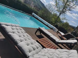 Maisons de vacances Mes Maisons Gardoises comprises of Two Gites sleeping 14 with Two Private Pools, Kids Room, Laundry room, Disco Theatre plus free WiFi! : photos des chambres