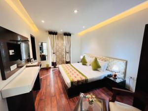 Hotel Aura IP Grand By Qotel Karkardooma Metro Station New Delhi
