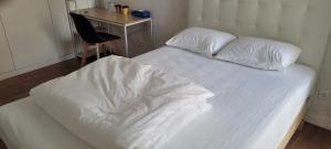 Comfy room near Metro