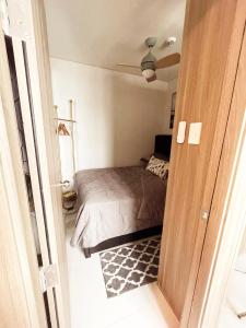 Cozy Penthouse 2BR Suite w Balcony - Amazing Manila Bay View and City Skyline near MOA