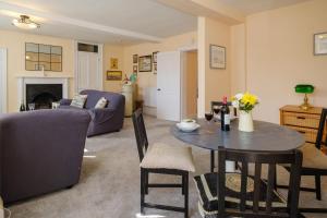 Hill House Apartment