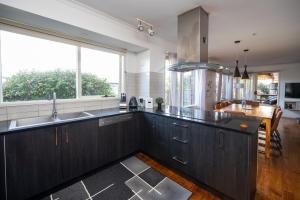 Fun Filled Renovated 80s Gem, 400m to Beach!