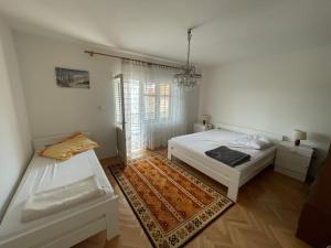 Spacious retro 3-bedroom home 130m2 in Zadar, Puntamika Borik beach area