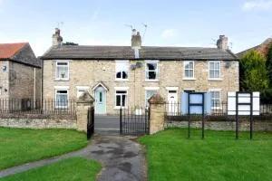 Country cottage with church view and fireplace near Leeds & York - Monk Fryston
