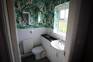 Stylish Village Townhouse w Parking – Near Leeds & York