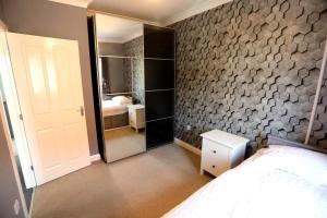 Stylish Village Townhouse w Parking – Near Leeds & York