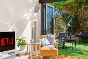 3 Bedroom Mews Home - Clapham Common - Free Private Parking - Sleeps 5 - Newly Refurbished - Sweetpea & Pillow Properties