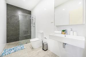 Burwood stunny apt with Parking Train&Shopping