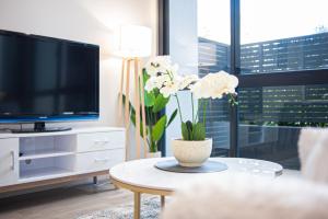 Burwood stunny apt with Parking Train&Shopping