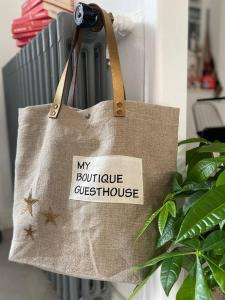 Maisons de vacances MY BOUTIQUE GUESTHOUSE - 10 Min A7 - Ideal pour se reunir en famille ou entre amis - 15 pers max : photos des chambres