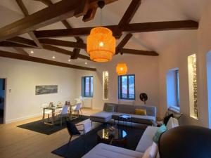 Maisons de vacances MY BOUTIQUE GUESTHOUSE - 10 Min A7 - Ideal pour se reunir en famille ou entre amis - 15 pers max : photos des chambres