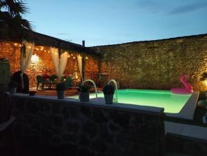 Maisons de vacances Maison de village avec piscine : photos des chambres