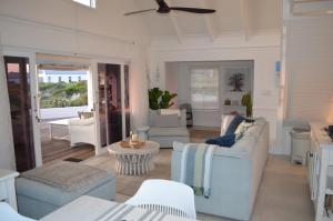 Stunning Beach House in Grotto Bay