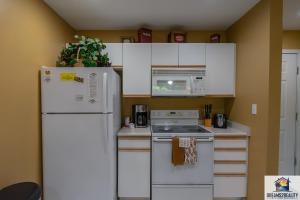 2BR Condo - King Beds - Near The 76 Strip - Stairs Required - FREE TICKETS INCLUDED - CH1-1