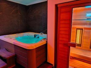 Appartements Le Loft Lens : Jacuzzi - sauna - hammam : photos des chambres