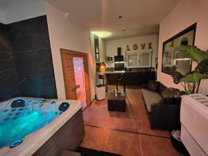 Appartements Le Loft Lens : Jacuzzi - sauna - hammam : photos des chambres