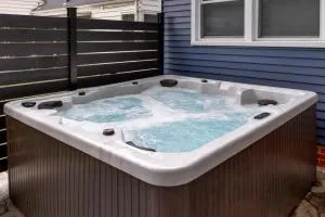 Near Drake/Downtown packed w/Amenities - Hot Tub - Movie Theater - جونستون